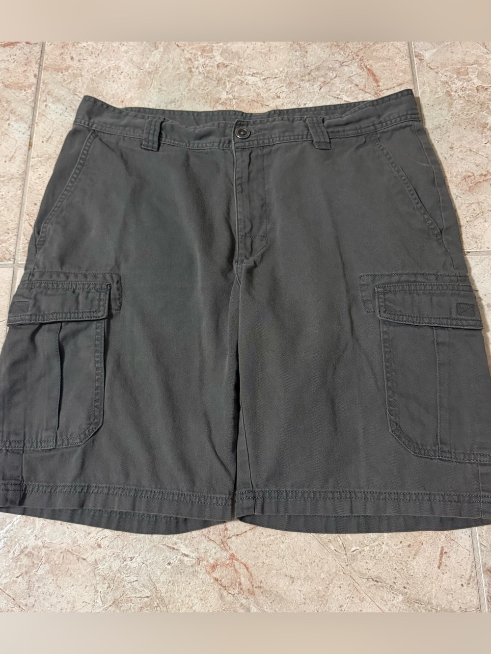 Columbia Sportswear gray cargo shorts in size 34W.